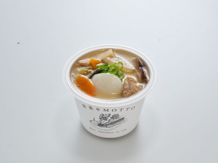 利尻昆布だしの鶏肉と野菜たっぷり柚子香るお雑煮　756円(税込)