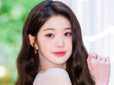 IVE・ウォニョン、ミニドレスから伸びる“美脚”に視線集中！振り向きウインクにキュン【PHOTO】