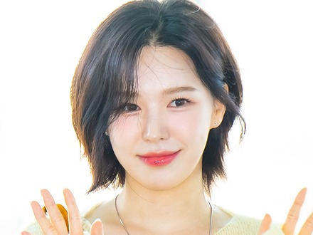 「見えちゃいそう…」Red Velvet・ウェンディ、“超ミニ”ワンピで美脚あらわ！ガリガリ姿に心配の声も【PHOTO】