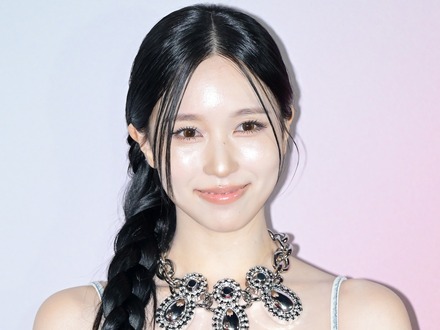 TWICE・ミナ、“布少なめ”ドレスで魅了…圧巻スタイルに「ため息しか出ない」の声【PHOTO】