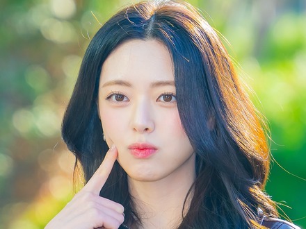 「品川駅に女神降臨…」ITZY・ユナ、来日ショットが話題!ミニ丈からのぞく“くびれウエスト”に釘付け【PHOTO】