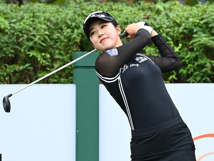 韓国24歳ゴルファー、美脚あらわなミニスカ制服で大はしゃぎ!現役高校生と見紛うキュートさにファンも虜【PHOTO】