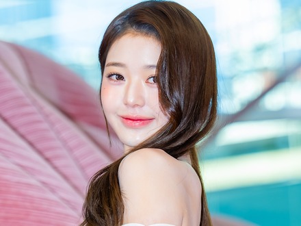 IVE・ウォニョン、大胆カットアウトで“美背中”全開!密着ミニワンピから完璧ボディラインあらわ【PHOTO】