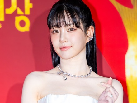 BTS・JUNG KOOKとの熱愛説を否定した女優、初めて映画祭のMCに 安定した進行力に期待