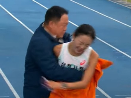 フィニッシュ直後に“不適切な身体接触”? 女性ランナーに対する行為が物議の韓国男性監督、公正委員会へ