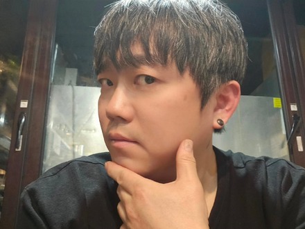 YGエンタ所属グループ出身でタトゥー除去中の“串焼き店主”、客から泥棒と疑われ激怒…苦々しい気持ちを吐露