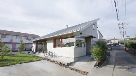 建築家が設計した“ローコストハウス”。大きな屋根は「片流れ屋根」という形を採用した©MBS