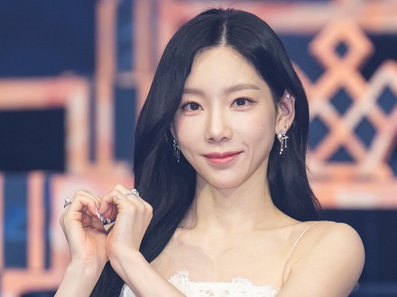 胸元の線が見える…少女時代・テヨン、白タンクトップ姿に注目!儚げかつ洗練された雰囲気【PHOTO】