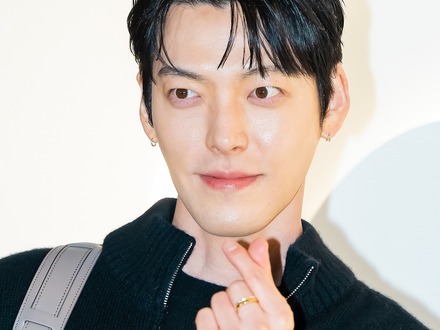 左手には輝く指輪が…?シン・ミナとの結婚発表後、初めて公式の場に姿を現したキム・ウビン【PHOTO】