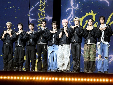 &TEAM、冬にピッタリな特別空間！LUNÉを囲む星座をテーマにした「&TEAM CAFE～Dawn’s Constellations～」レポート