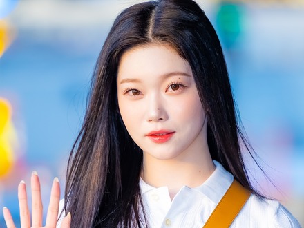 「直視できない」Billlie・ツキ、“網タイツ”姿を下から…色気漂う大胆ショットにファン悶絶【PHOTO】