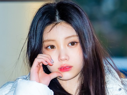 「雪の妖精だ…」ILLIT・ウォンヒ、上目遣いが反則級!ふわふわ真っ白コーデにキュン【PHOTO】