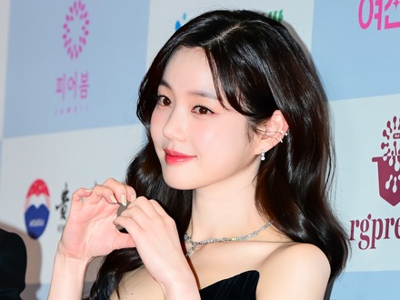 BTS・JUNG KOOKとの熱愛説を否定した女優、“肩出しドレス”…お人形のような美貌で話題に【PHOTO】