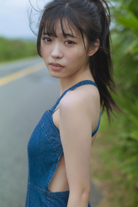 僕青・金澤亜美、背中があいたオーバーオール姿を披露！1st写真集が