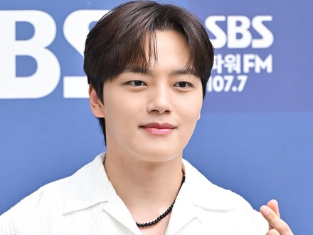 “丸刈り”姿も公開…子役出身の俳優ヨ・ジング、本日（15日）入隊！「より強く成熟して戻ってくる」