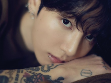 熱愛説も話題のBTS・JUNG KOOK、ファッション誌の表紙に 疑惑のカップルタトゥーは写らず【PHOTO】