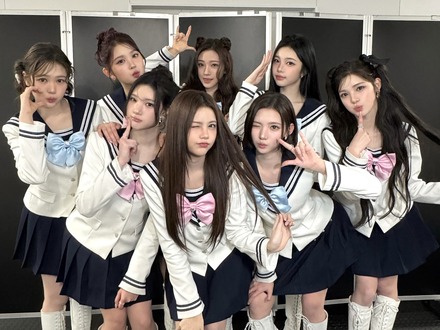 Hearts2Hearts、初ファンミーティングのメインポスターを公開 洗練されたスクールルックに注目!