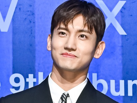 東方神起・チャンミン、“成功したオタク”に!端正なスーツ姿で憧れの選手の結婚式に参列【PHOTO】