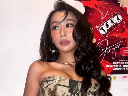 上も下も露わにした大胆さ…ヒョリン、ホットピンク衣装で危険な肌見せ!グラマラス体型披露【PHOTO】