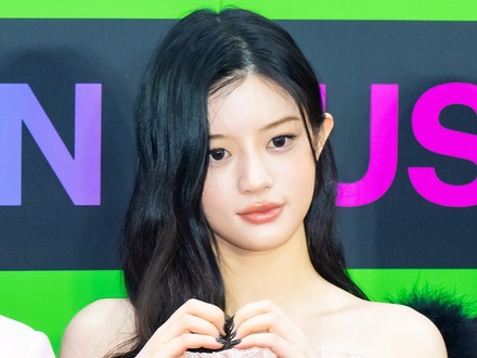 『NHK紅白歌合戦』出場のK-POPアイドル、“非現実的なドレス姿”にファン騒然！「心臓撃ち抜かれた」【PHOTO】