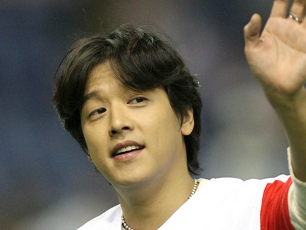 “19歳年下再婚妻”の姿が！2000年代に日本で大ブレイク、韓流ブームを牽引した53歳歌手の現在