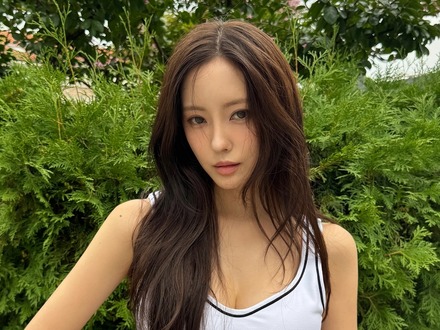 華奢なのにボリューム感もある…元Jリーガーと交際したヒョミン、ミニワンピ姿でしゃがみSHOT【PHOTO】