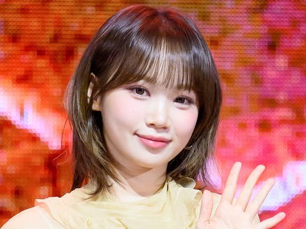 可憐なのに色っぽい…LE SSERAFIM・チェウォン、だぼっとニットから“白肌”ちらり「大優勝」【PHOTO】