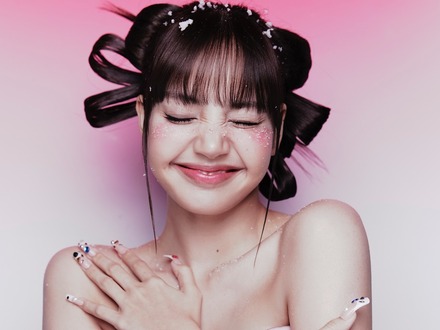 BLACKPINK・リサ、“クリスマスプレゼント級”の尊さにファン悶絶…キュートなホリデーショット公開【PHOTO】