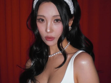 “豊胸”疑われ「大きくない」と否定も…寒さ吹き飛ぶ存在感、圧巻ボリュームのK-POP歌手【PHOTO】