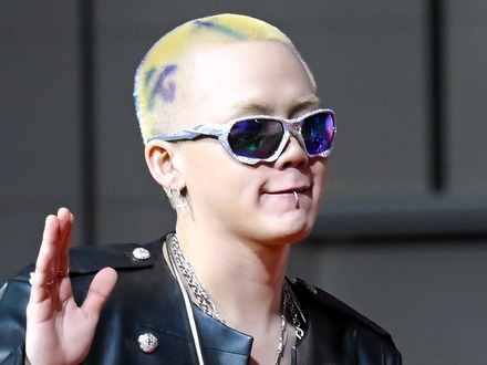 衝撃ヘアにどよめき…TREASURE・ヒョンソク、“YG愛”全開の坊主姿に反響続々「発想が天才」【PHOTO】