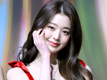 IVE・ウォニョン、“ミニスカサンタコス”姿が反則級…チラ見えボリュームに釘付け【PHOTO】