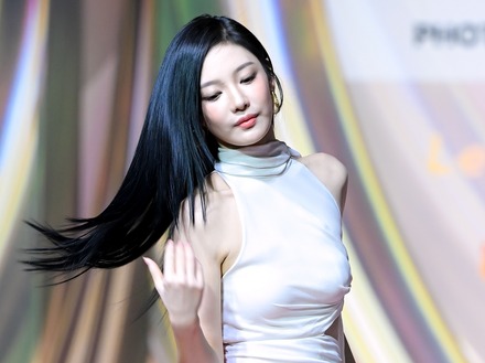 “きのこ雲ランプ”で批判殺到も『紅白』に出場するaespaのメンバー、「目のやり場に困る」サンタに変身【PHOTO】