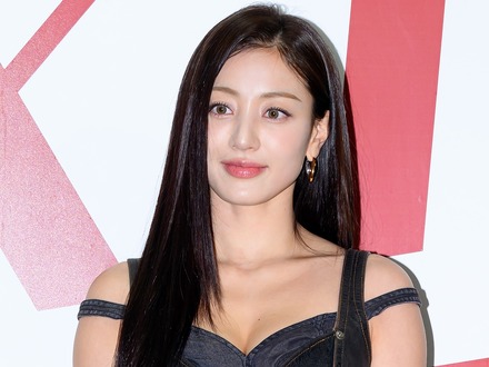 新年から攻める!TWICE・ジヒョ、ギリギリの水着姿から最小限の布を使った衣装姿まで大公開【PHOTO】