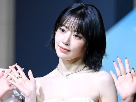 LE SSERAFIM・宮脇咲良、胸の線が強調された真っ赤衣装に惚れ惚れ!アメリカで開放的に【PHOTO】