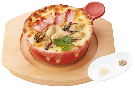 “窯焼きチーズパスタ”播磨灘産牡蠣とベーコンのクリームソース（税込1,639円）