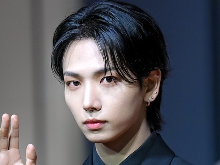 BOYNEXTDOOR・ジェヒョン、夜の東京で“彼氏感”発揮!無邪気な笑顔にキュン「リアコ製造機」【PHOTO】