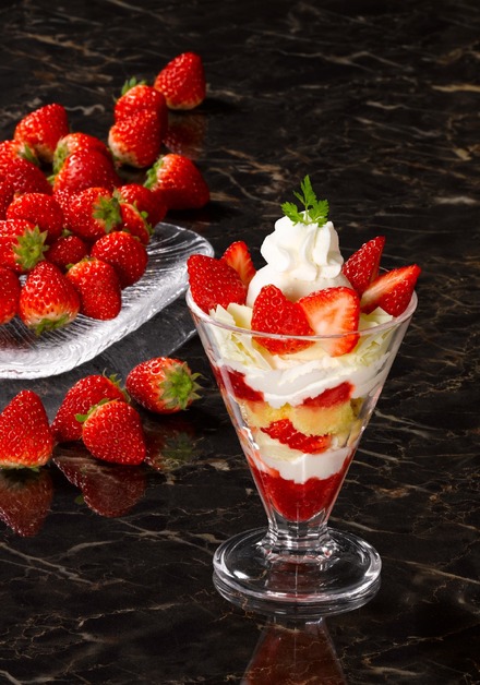 苺のトライフルパフェ仕立て(税込 1,188円)