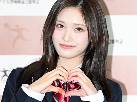 IVE・イソ、高校の卒業式に出席 “最後の制服姿”で見せた圧巻のビジュアル【PHOTO】