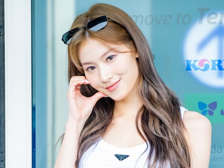 TWICE・サナ、スポブラ姿で際立つボリューム感!女神の笑顔で健康的な美しさを披露【PHOTO】