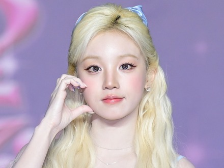 「女神だ…」i-dle・ウギ、幻想的な“赤髪”にイメチェン!息をのむ美貌に反響続々【PHOTO】