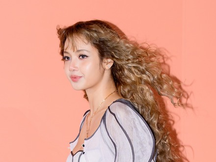 BLACKPINK・リサ、実写版『ラプンツェル』の主人公になれず…主要キャスト発表 女優としての挑戦は続く