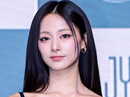 TWICE・ツウィ、“大胆インナー見せ”ファッションで視線強奪！「息できない」「スタイル良すぎ」【PHOTO】