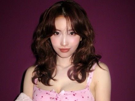 TWICE・モモ、胸元あらわな息を呑むピンクなボリューム感に視線集中