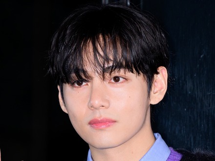 BTS・V、腹筋＆胸筋を公開！極上の妖艶さに天使と悪魔の顔…ファッション誌撮影が話題【PHOTO】