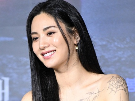 全身タトゥーを「バカみたい」と後悔し除去した痕跡も…ナナ、下着なしで素肌を大胆披露