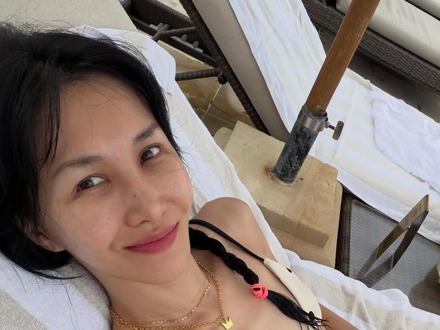 骨が浮き出るほどの徹底管理…韓国有名俳優の妻がリゾート地で大胆に、スイムウェアで肉体披露