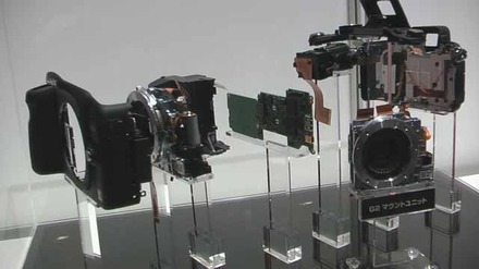 　パナソニックが9日に発表したムービー一眼「LUMIX DMC-G2」。マイクロフォーサーズ規格の小型デジタル一眼カメラで、3型タッチパネル液晶を搭載。直感的なタッチ操作で女性ユーザーの拡大を見込む。