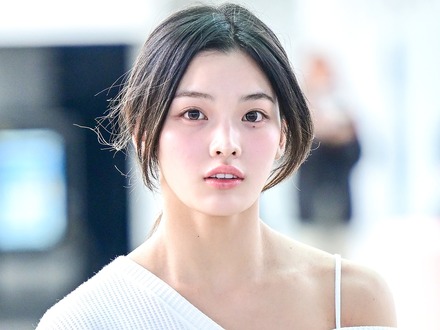 ILLITの日本人メンバー・イロハ、透き通るような“白肌”にクギ付け！愛らしさ全開の上目遣いにキュン【PHOTO】