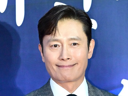 “レオ様”と同部門候補の俳優イ・ビョンホン、米授賞式で見せたオーラに注目！『トップガン』俳優と2SHOTも【PHOTO】