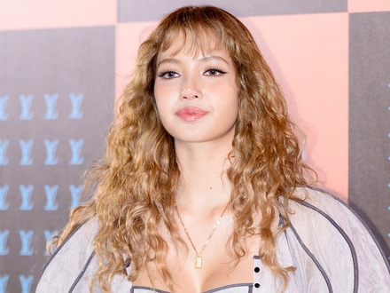 BLACKPINK・リサ、ブラトップ透け見え“大胆衣装”で色気爆発！ヘルシーボディに視線集中【PHOTO】